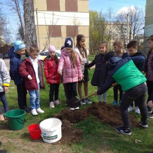Salubrizarea continuă în școala primară nr.83, str.M.Spătaru 13/3. Părinții au venit cu 4 copăcei de tei și împreună cu copilașii i-au sădit.