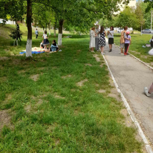 Terenul aferent al instituției de învățământ este salubrizat,iarba cosită și este amenajat pentru odihna copiilor